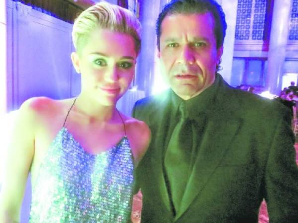 Junto a la controversial estrella de la música Miley Cyrus.