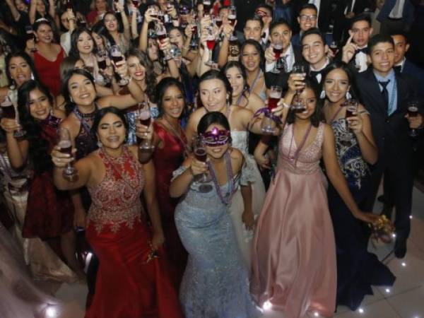 El grupo de 45 alumnos dio por culminado su tiempo de colegio entre fotografías y recuerdos. Foto: EL HERALDO/Alejandro Amador