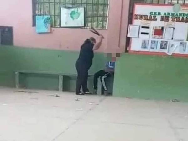 En el clip se muestra a la maestra amenazando al menor con un aparato plástico.