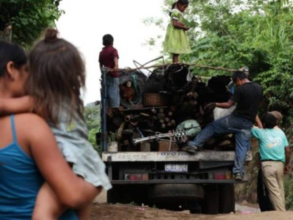 Más de decena familias abandonaron sus casas desde la noche del lunes en un populoso barrio de la capital salvadoreña, luego que supuestos pandilleros les ordenaron salir de lugar o quedarse y morir.