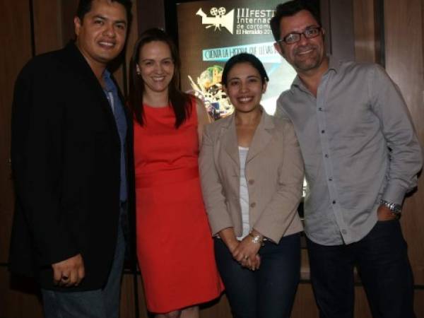 Gabriela Chávez y Glenda Estrada, junto a César Ricardo Núñez y William Vela.