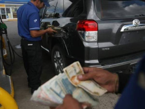 Precios de las gasolinas frenan baja registrada en últimas dos semanas.