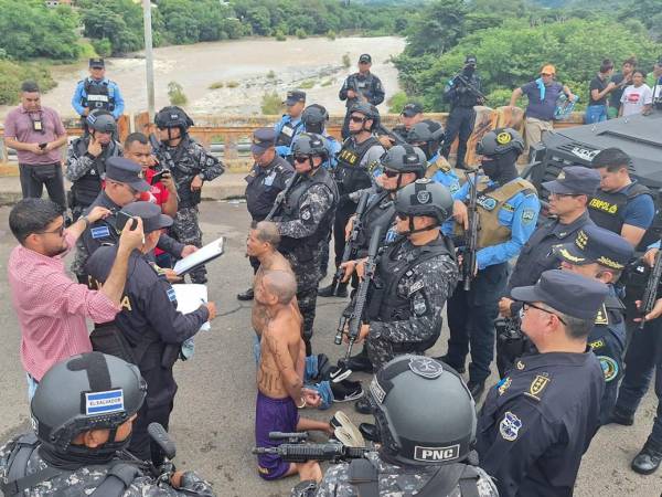 Los dos detenidos cabecillas de la pandilla 18, que se refugiaban en Tegucigalpa, estaban al mando de clicas que operaban en la capital hondureña y son considerados de alta peligrosidad. Hoy fueron entregados a El Salvador.