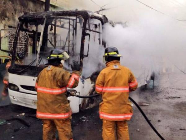 El bus quedó completamente destruido.