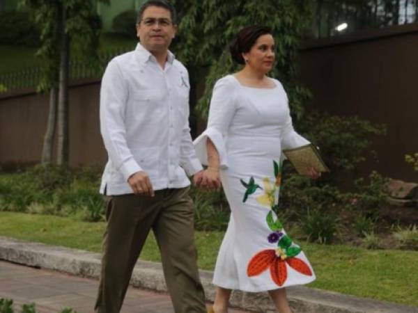 El presidente Juan Orlando Hernández junto a su esposa, Ana de Hernández.