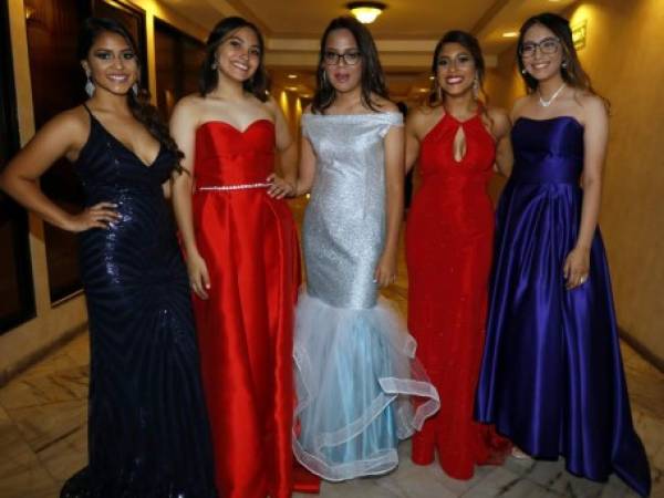 Las flamantes señoritas y nuevas profesionales se decantaron por elegantes vestidos ajustados al cuerpo.