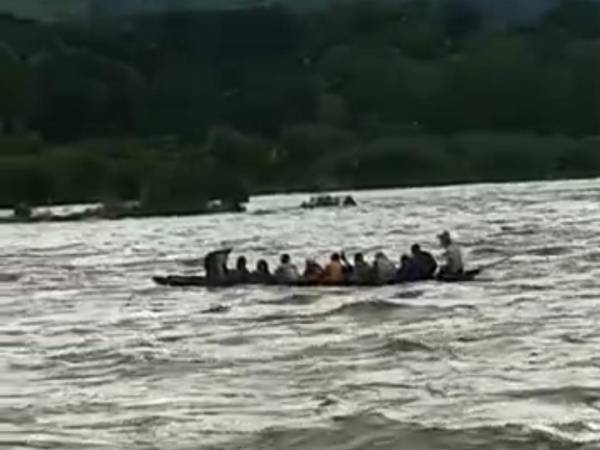 Once migrantes cruzaban el río Guayambre a bordo de un débil pipante cuando en medio de la corriente la embarcación zozobró y todos cayeron al agua.