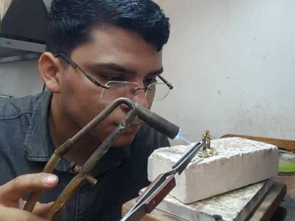 Walter Alfredo Medina se dedica a la orfebrería desde que era un adolescente. Seguir sumando experiencias y hacerse de su propio taller son parte de sus metas.