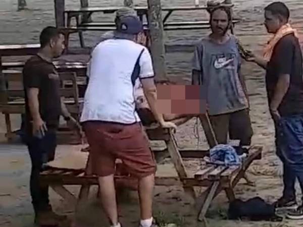 El hombre fue trasladado de urgencia a un hospital. Las autoridades cerraron la playa y evacuan a los bañistas mientras investigan el inusual incidente en la costa hondureña.