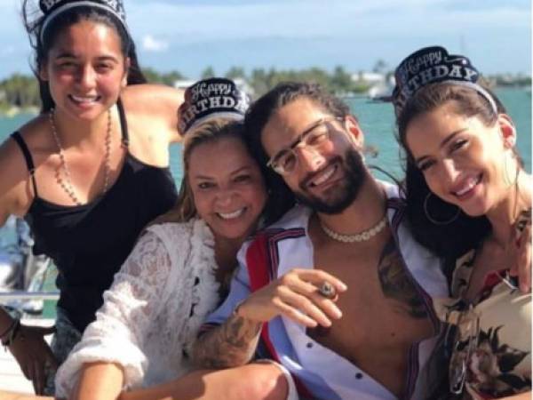 Maluma celebró el cumpleaños 50 de su mamá acompañado de familiares y amistades.