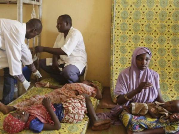 Mujeres recién liberadas de las manos de Boko Haram reciben atención médica. (Foto AP)