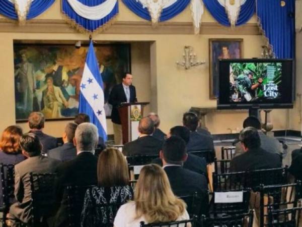 Ejecutivos de la revista internacional National Geographic presentaron este lunes al presidente Juan Orlando Hernandez la publicación sobre el hallazgo de la Ciudad Blanca.