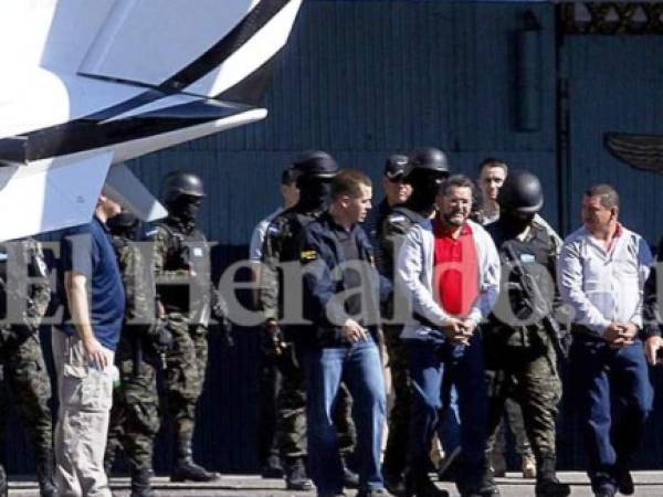 Los hermanos Valle, de gris, fuertemente custodiados en la base aérea Hernán Acosta Mejía el día de su extradición el pasado jueves.