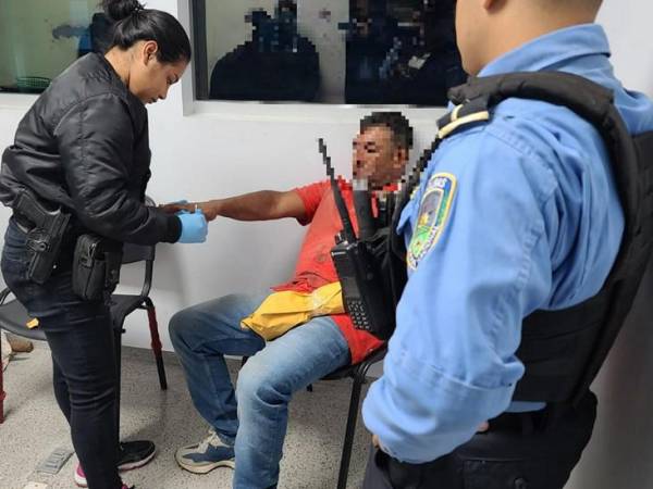 Unas 24 horas después de lo sucedido y en una rápida acción policial el sujeto fue aprehendido, gracias a que las cámaras permitieron ubicarlo e identificarlo. Al momento de ser capturado vestía la misma ropa con la que se ve en el video atacando a ambos taxistas.