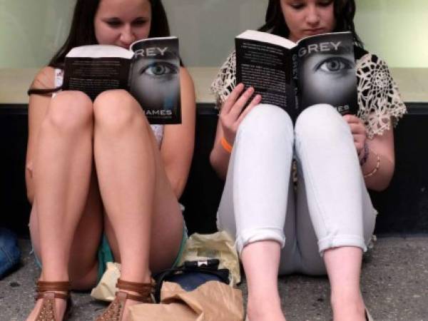 Dos jovencitas leen el nuevo tomo de 50 Sombras de Gray, tras hacer una larga fila en la quinta avenida de Nueva York. (Foto: AFP)