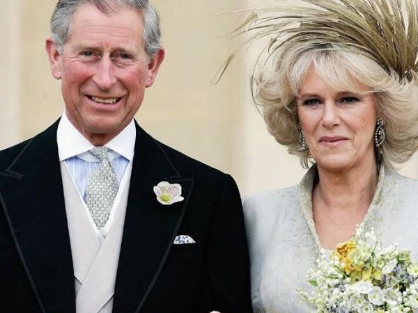 A sus 75 años, la reina Camila llevará para su coronación uno de los vestidos más importantes de su vida. E ironías del destino, eligió para crearlo al diseñador británico Bruce Oldfield, famoso por haber vestido a la princesa Diana.