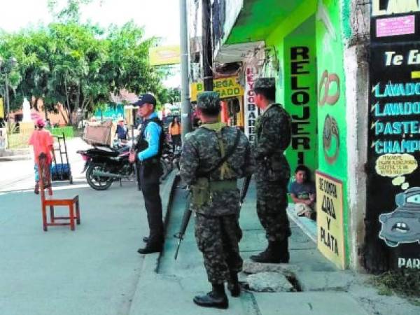 La presencia policial se incrementa en este mes de diciembre en zonas comerciales y bancarias en municipios de Comayagua.