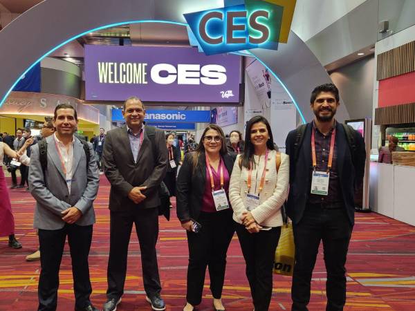 Juan Carlos Sorto, Humberto Garcia, Sarah Valladares, Marcela Pineda Quevedo junto a Andres Jimenez Torres en la CES 2023.