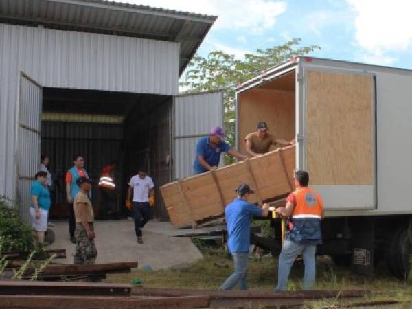 Personal de Copeco y Unicef trabaja en la instalación de carpas especiales para los migrantes deportados.