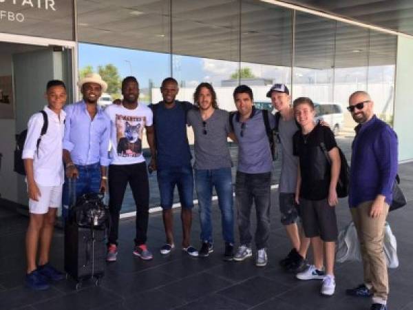 Esta es una fotografía de los exazulgranas cuando arribaron a Turquía. En la imagen aparecen Samuel Eto'o, Eric Abidal, Carles Puyol y Deco.