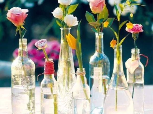 Podemos decorar las botellas con flores pequeñas.