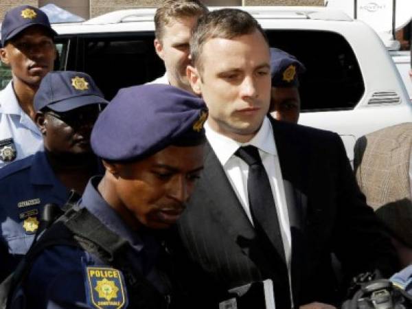 Oscar Pistorius es escoltado por la policía a su llegada al Tribunal Superior de Pretoria, Sudáfrica.