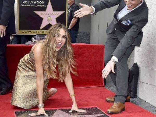 La actriz posa junto a su estrella mientras su hijo Manolo González le hace ovación. (Foto: AFP)