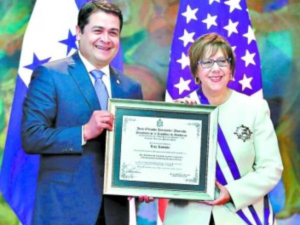 La embajadora de los Estados Unidos, Lisa Kubiske, recibió ayer la Orden Francisco Morazán en el Grado Gran Cruz Placa de Plata.