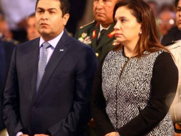 El presidente Juan Orlando Hernández junto a su esposa, Ana García de Hernández.