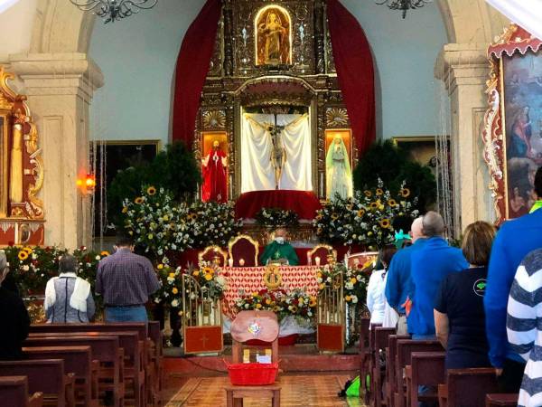 (1) Los feligreses participaron de la misa y se mantuvo el distanciamiento social. (2) Los peregrinos de la aldea de Suyapa llegaron hasta la parroquia en Santa Lucía.