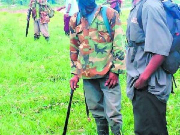 Los invasores se tapan sus rostros con trapos negros y, además de estar armados, usan vestimenta militar.