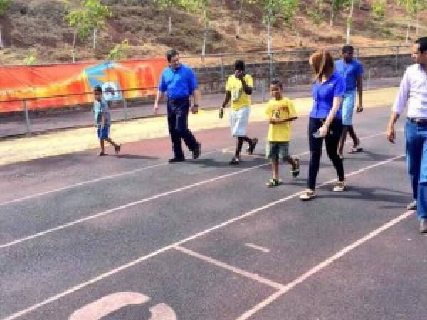 El mandatario mientras caminaba sobre la pista desgastada.