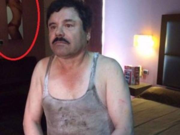 Al fondo de la imagen que muestra a 'El Chapo' capturado se ve un póster de la modelo Alessandra Ambrosio.