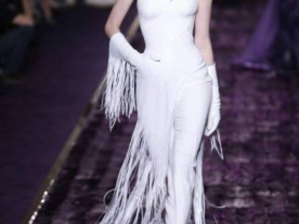 Atelier Versace presentó siluetas inspiradas en el Hollywood de los 50.