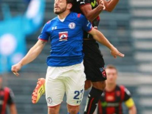 El cruzazulino Hernán Bernardello pelea la pelota con un jugador tico.