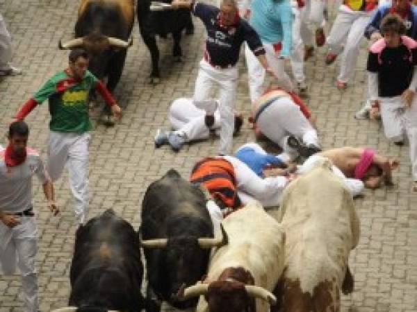 En la estampida algunos toreros caen, por lo que quedan sin protección ante las bestias.