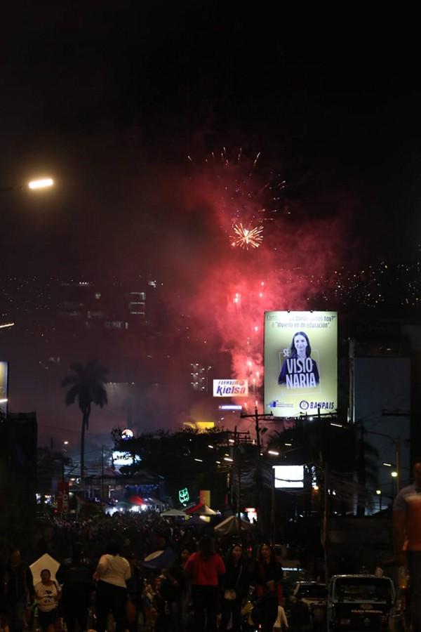 Espectacular show de luces ilumina la capital en su 446 aniversario