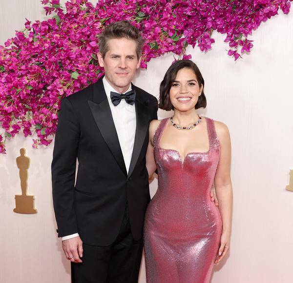 ¡Deslumbrante! America Ferrera llega a los Premios Oscar 2024