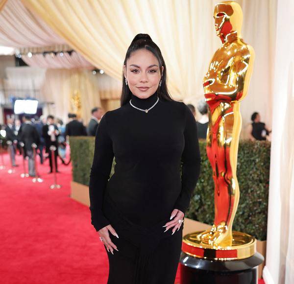 Vanessa Hudgens confirma embarazo desfilando por la alfombra roja de los Oscar