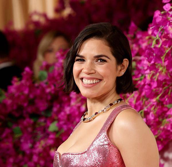 ¡Deslumbrante! America Ferrera llega a los Premios Oscar 2024