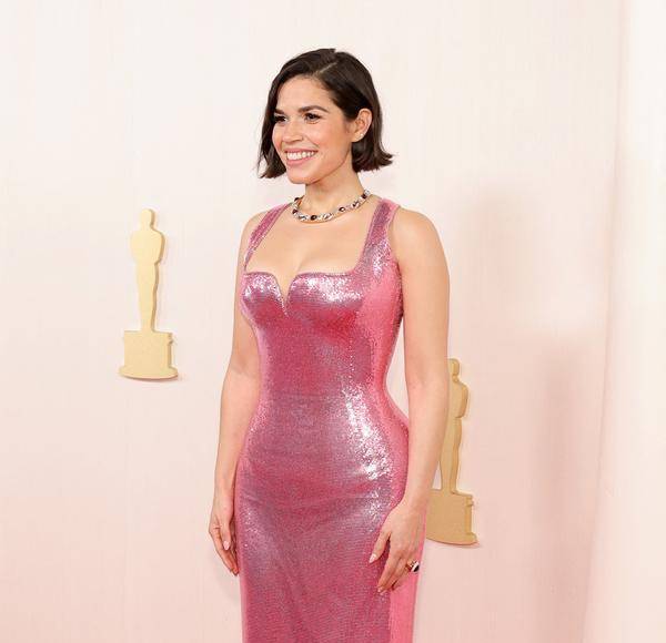 ¡Deslumbrante! America Ferrera llega a los Premios Oscar 2024