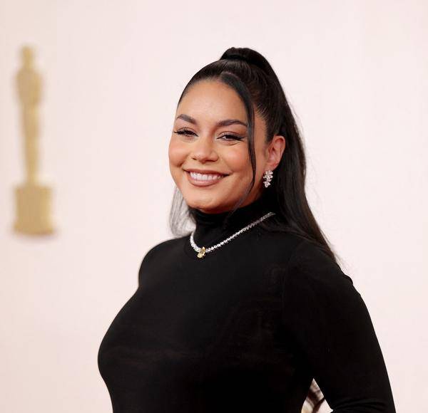 Vanessa Hudgens confirma embarazo desfilando por la alfombra roja de los Oscar