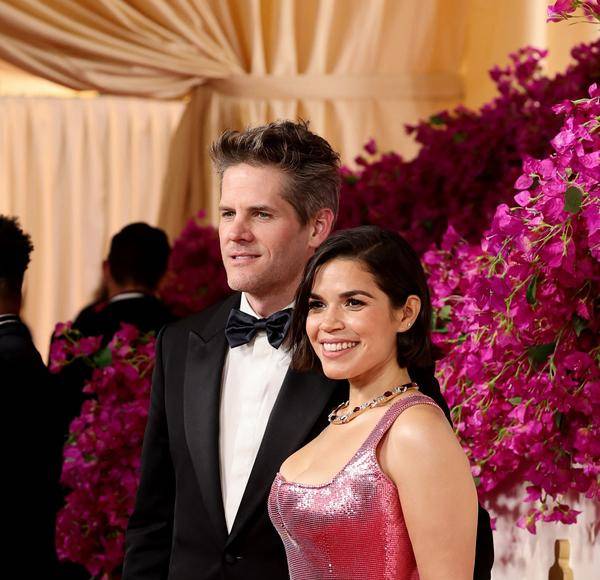 ¡Deslumbrante! America Ferrera llega a los Premios Oscar 2024