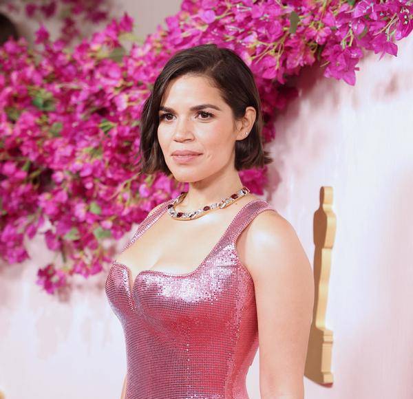 ¡Deslumbrante! America Ferrera llega a los Premios Oscar 2024