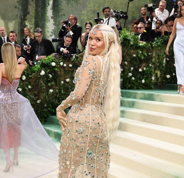 Como elfa, así lució Karol G en la Met Gala 2024