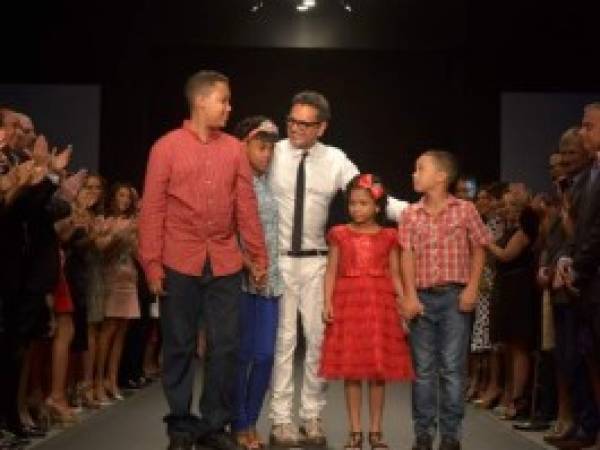 El diseñador hindú Naeem Khan despidió su pasarela junto a un grupo del área infantil del Hospital General Plaza de la Salud.