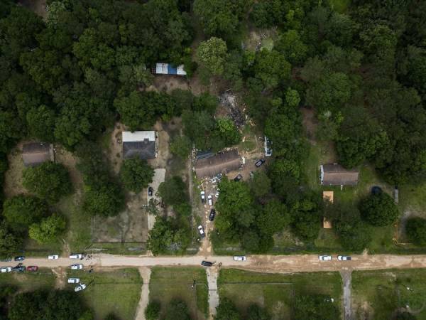 Policías en Texas buscaban este sábado a un mexicano sospechoso de matar a tiros a cinco hondureños, incluido un niño de ocho años, en una casa cerca de Houston, en el último tiroteo masivo en Estados Unidos, que lamentablemente abarca a una familia hondureña. En las últimas horas no se ha logrado dar con el asesino y mientras Cancillería exige justicia para los compatriotas el gobierno estadounidense ya estaría al tanto de la tragedia. A continuación lo que sabe del caso.