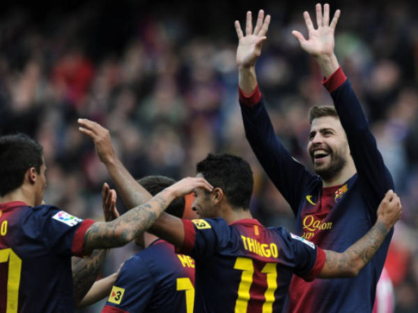 Barcelona's defender Gerard Pique (R) celebrates with teammates after scoring during the Spanish league football match FC Barcelona vs Getafe at the Camp Nou stadium in Barcelona on February 10, 2013. AFP PHOTO/ LLUIS GENE