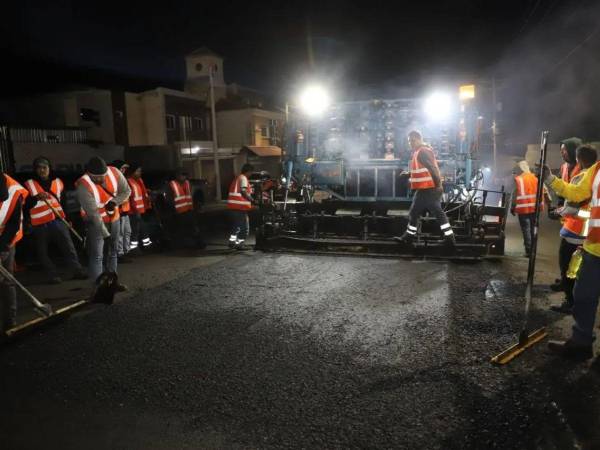 Su parecido es al de un tren, pero es una moderna maquinaria que desde el lunes por la noche comenzó a realizar trabajos de recuperación de la red vial de la capital.