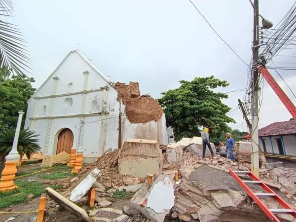 Se derrumba campanario de histórica iglesia por fuertes lluvias en Choluteca